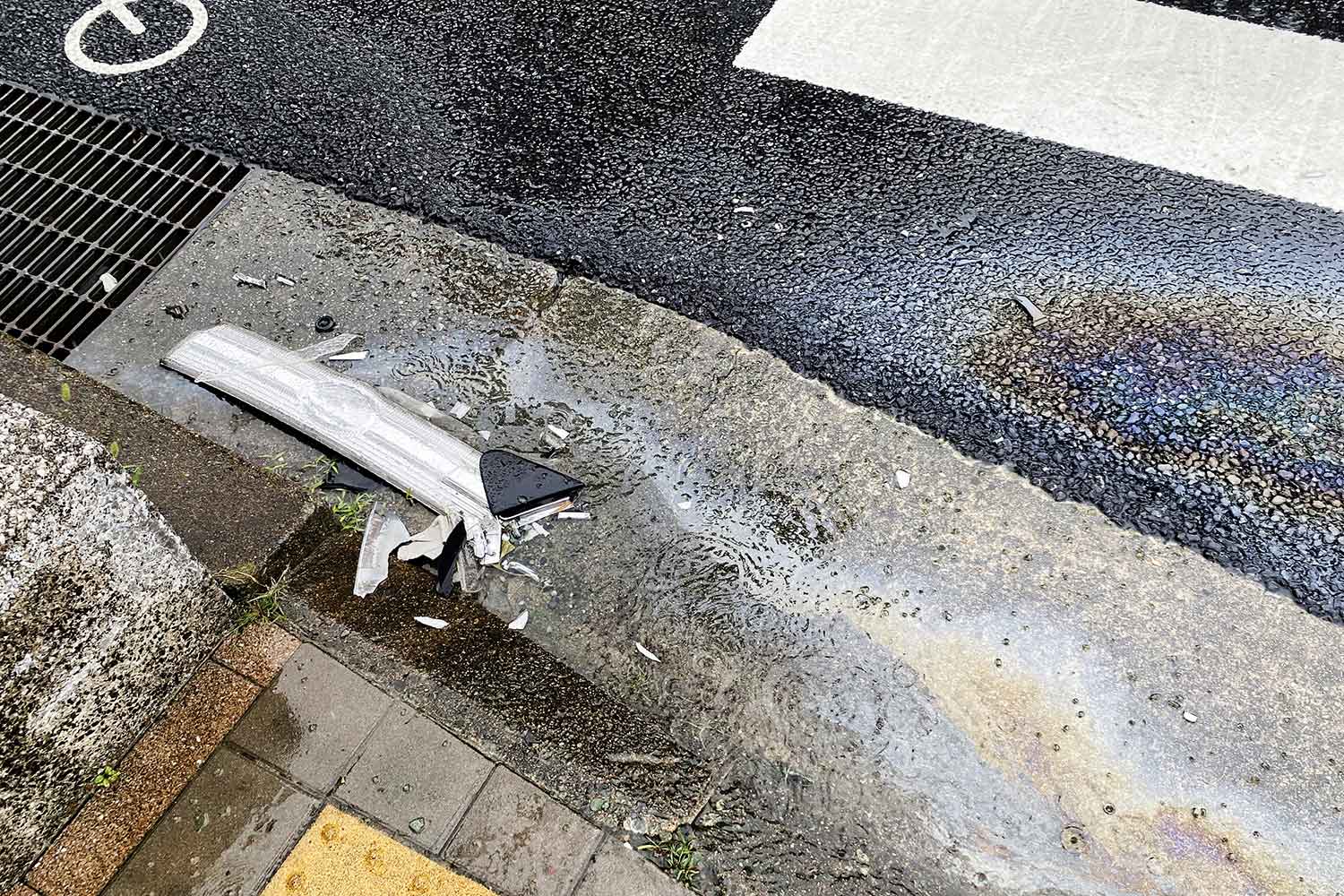 交通事故車両の破片の一部