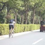 【画像】自転車を追い越すには黄色の実線を踏んじゃう！　違反を避けるために延々遅い自転車の後ろを走る……必要はなかった!! 〜 画像1