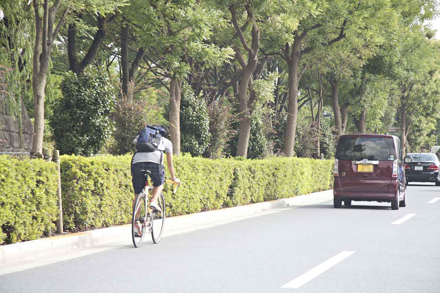 黄色の実線は自動車を追い越すためのはみ出しや車線変更は禁止だけど追い越し禁止ではない