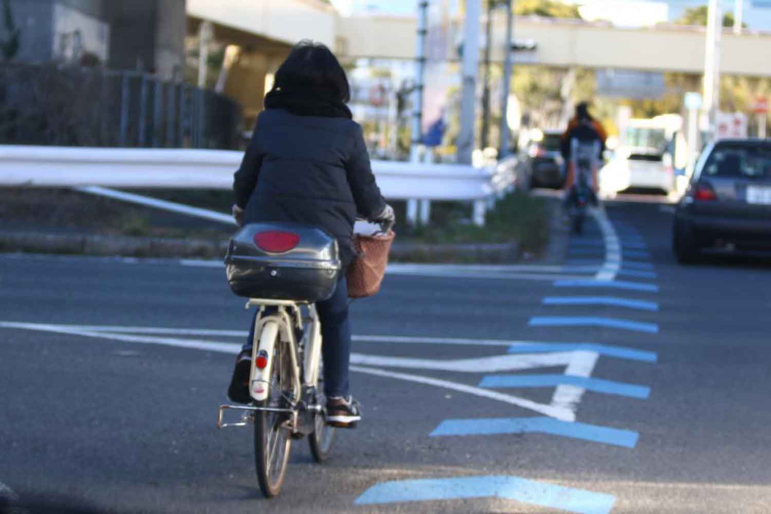 車道の端を自転車が走行している様子