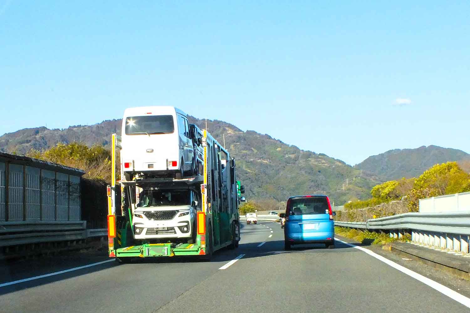 高速道路上で追い越しをしている様子