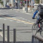 【画像】自転車を追い越すには黄色の実線を踏んじゃう！　違反を避けるために延々遅い自転車の後ろを走る……必要はなかった!! 〜 画像4