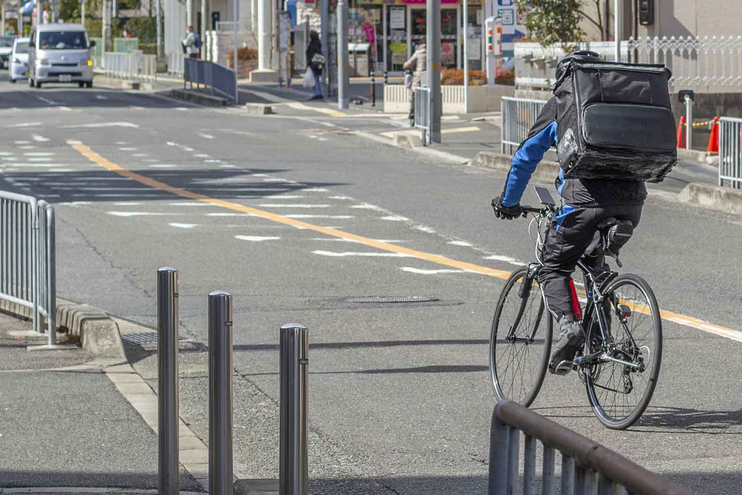 黄色い実線がある道路を通行している自転車