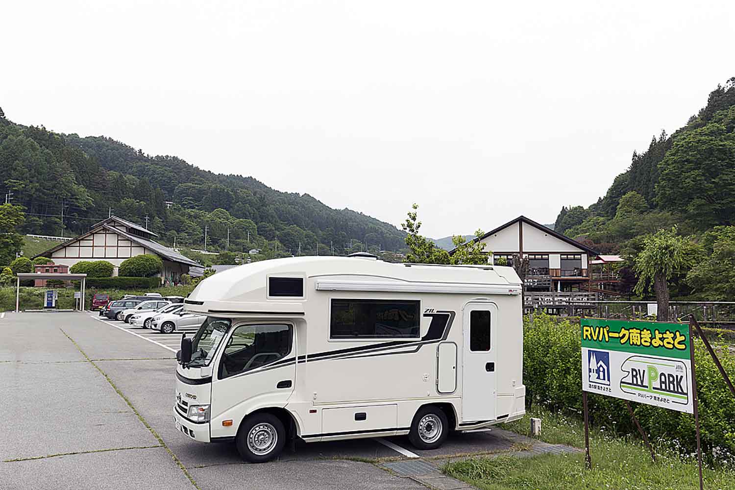 キャンピングカーが駐車している様子 〜 画像4