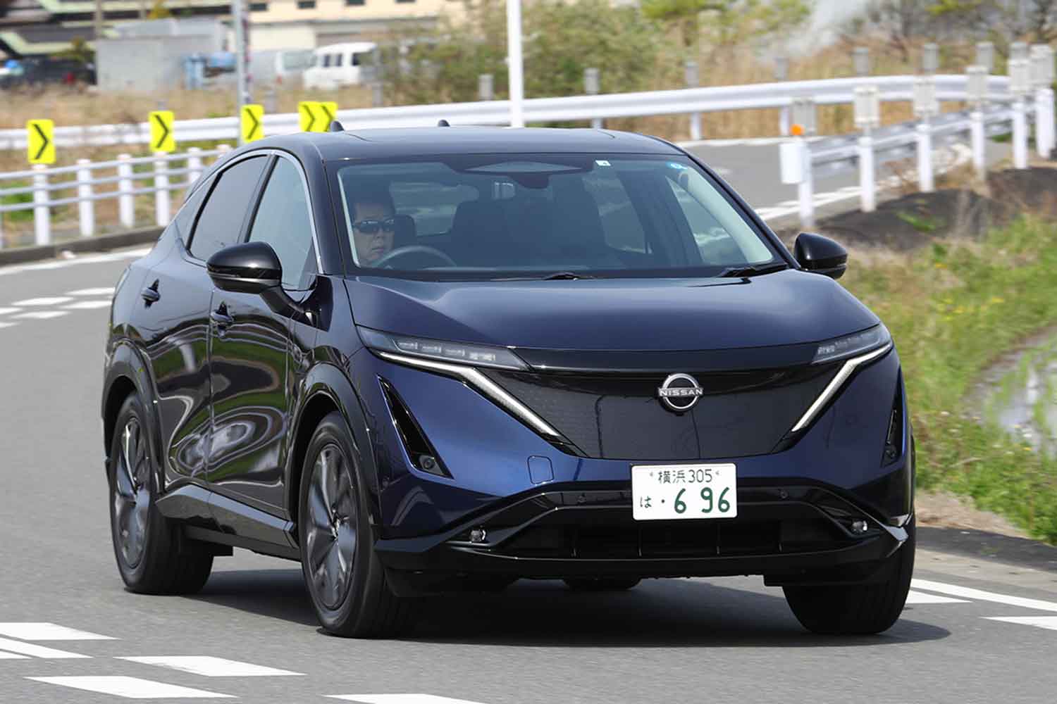 日産アリアの走行写真