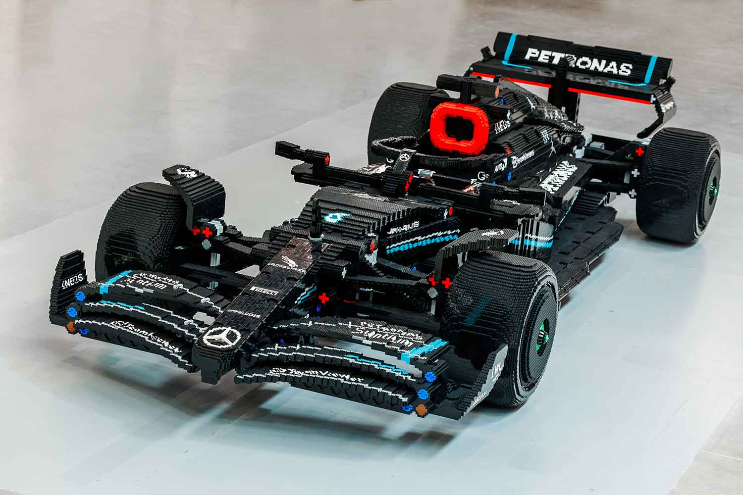 「レゴ テクニックブース」で公開された「LEGO MERCEDES-AMG PETRONAS F1 W14 E PERFORMANCE」の実物大モデル 〜 画像2