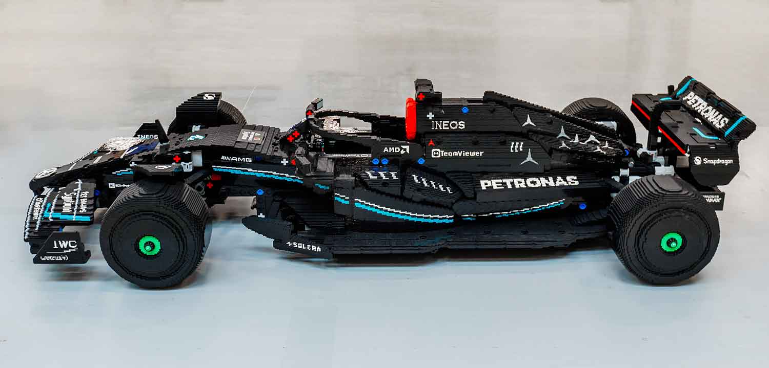 「レゴ テクニックブース」で公開された「LEGO MERCEDES-AMG PETRONAS F1 W14 E PERFORMANCE」の実物大モデルのサイド