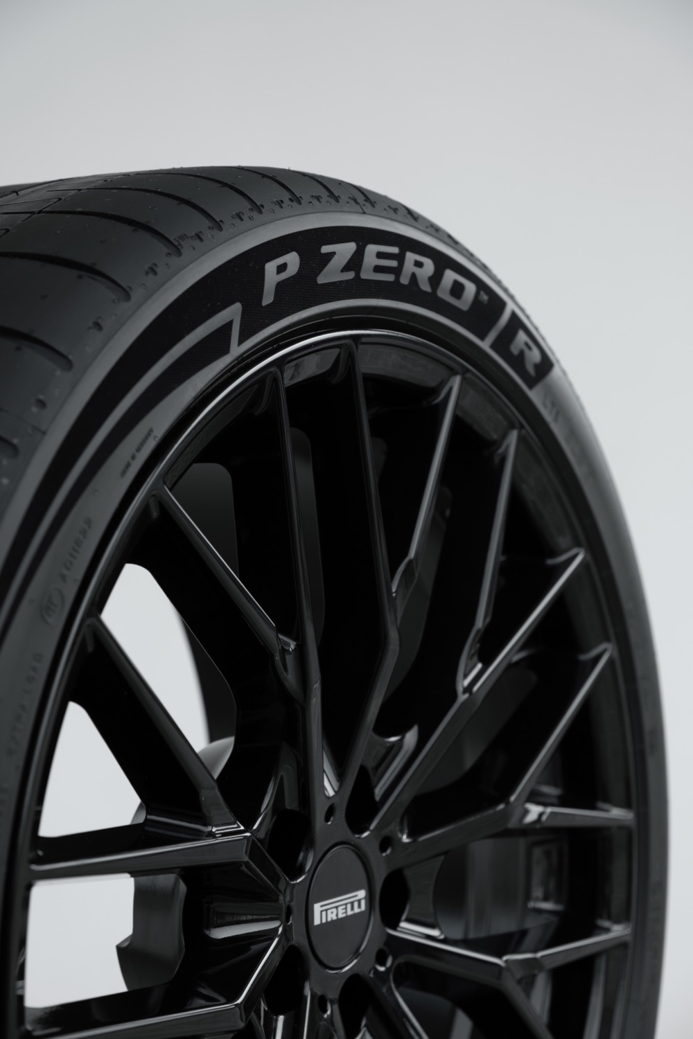 ピレリがポルシェ・タイカン専用のP ZERO「R」「Trofeo RS」を発表 〜 画像3