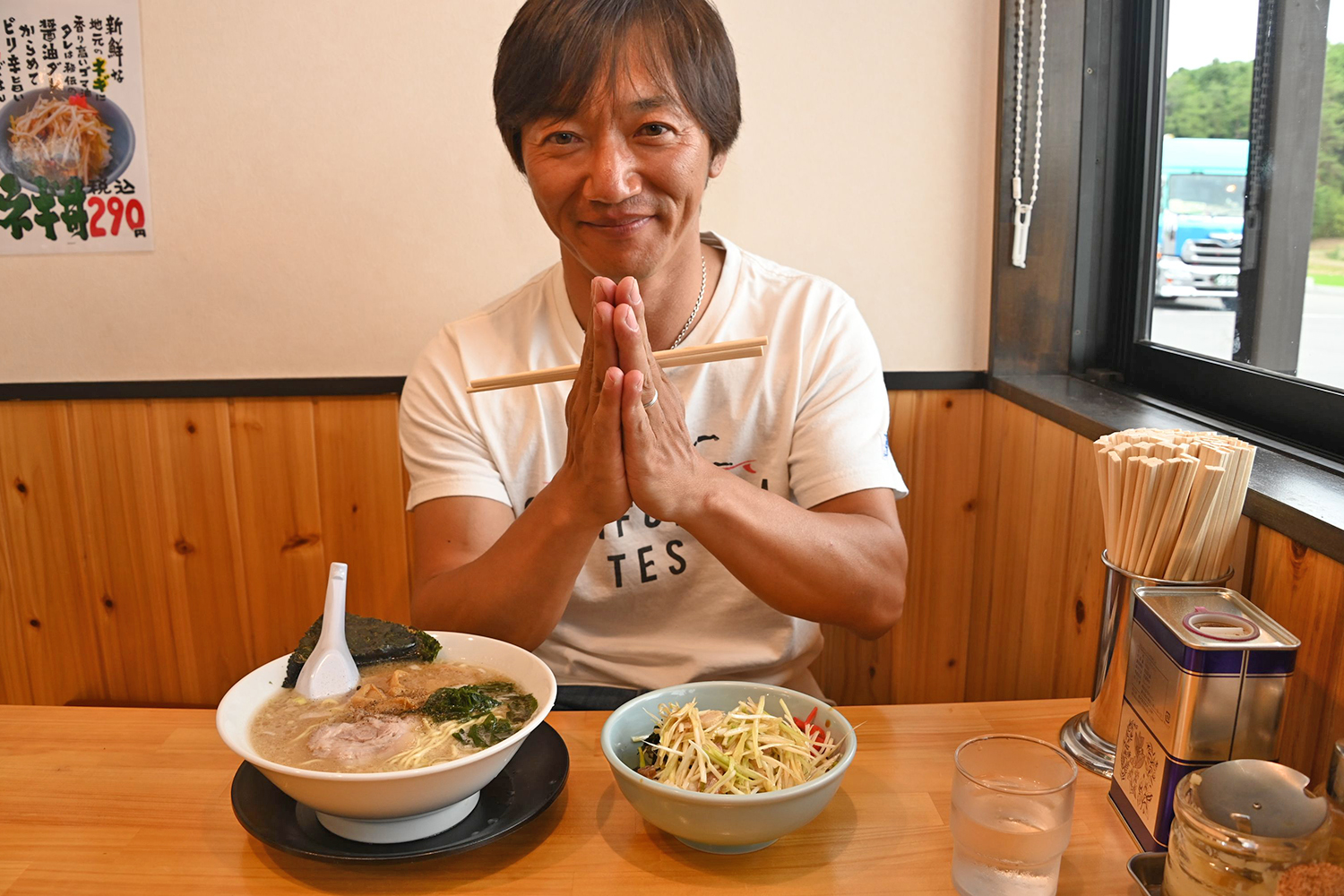 食事をとるナオキさん