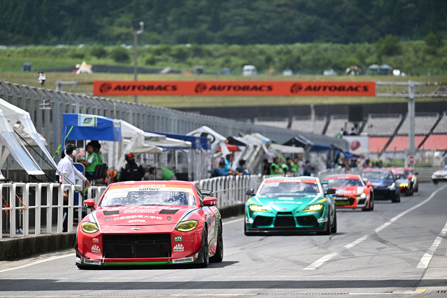 スーパー耐久のピットレーン風景