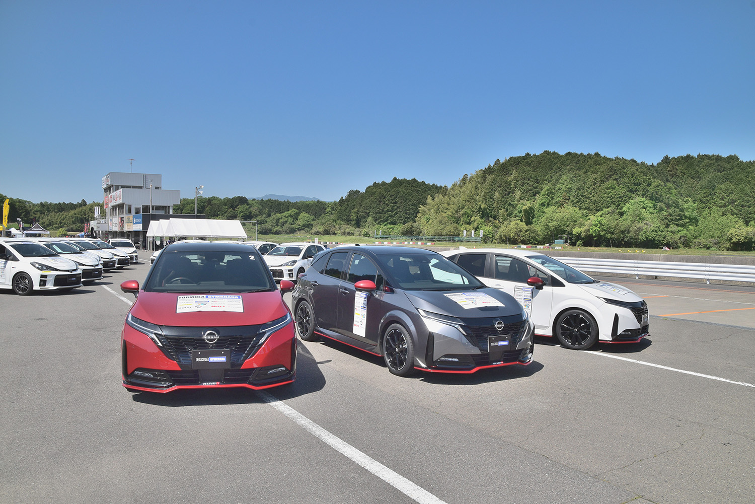 フォーミュラジムカーナ2024女子クラス用車両の日産ノートオーラNISMO