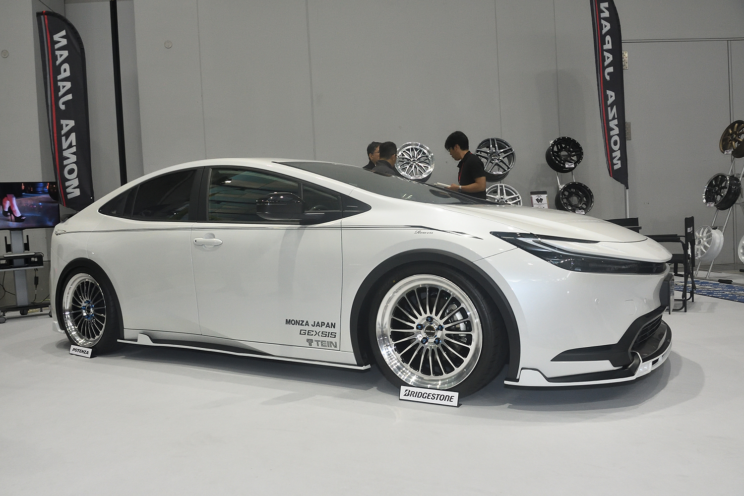 MONZA JAPANのGEXSIS GF020を履いたトヨタ・プリウスのフロントスタイリング