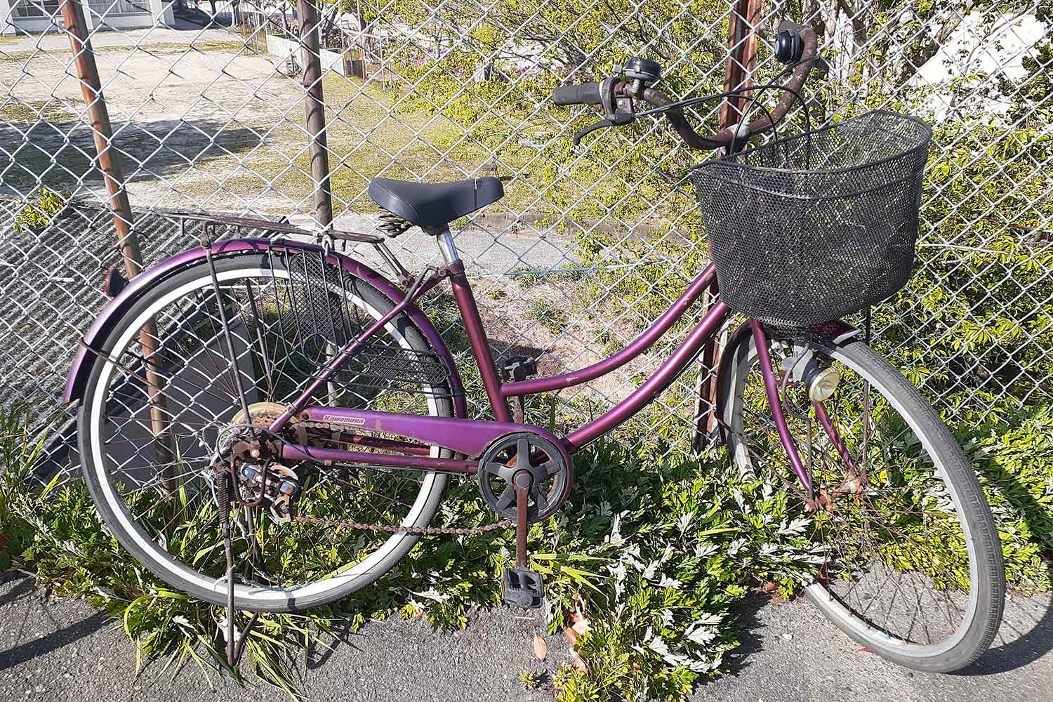 フェンス沿いに放置された自転車 〜 画像3