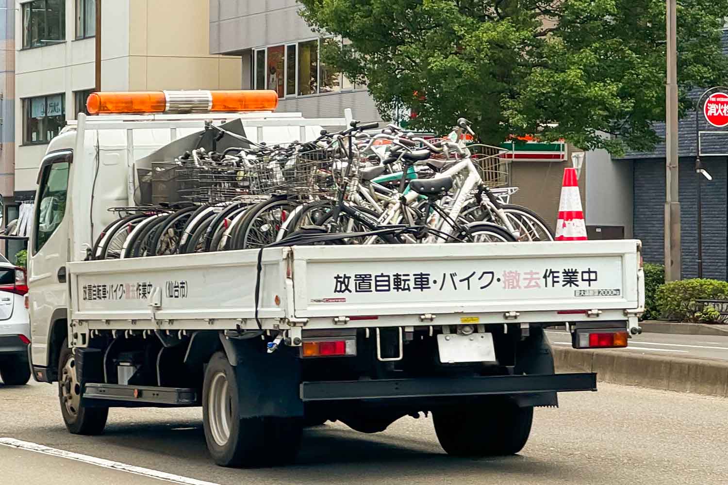 放置自転車を回収するクルマ