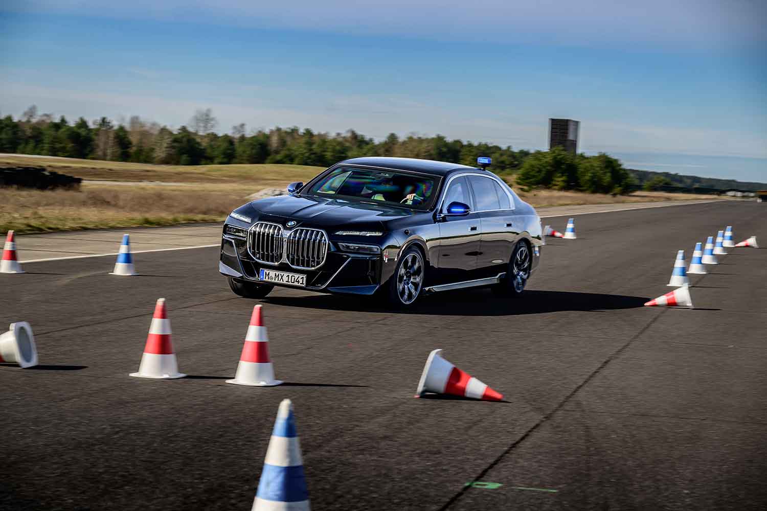 緊急回避運転をしているBMW・i7プロテクション