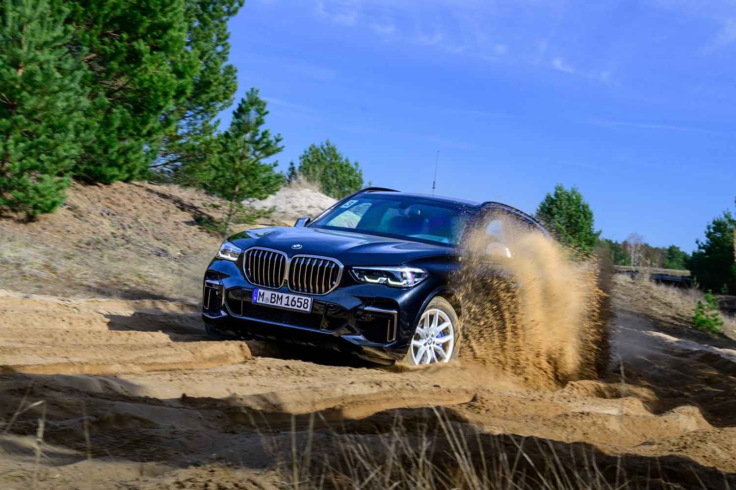 BMW・X5プロテクションVR6のオフロード走行