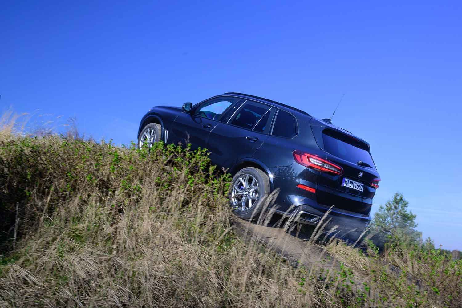 BMW・X5プロテクションVR6のオフロードの登坂走行 〜 画像8