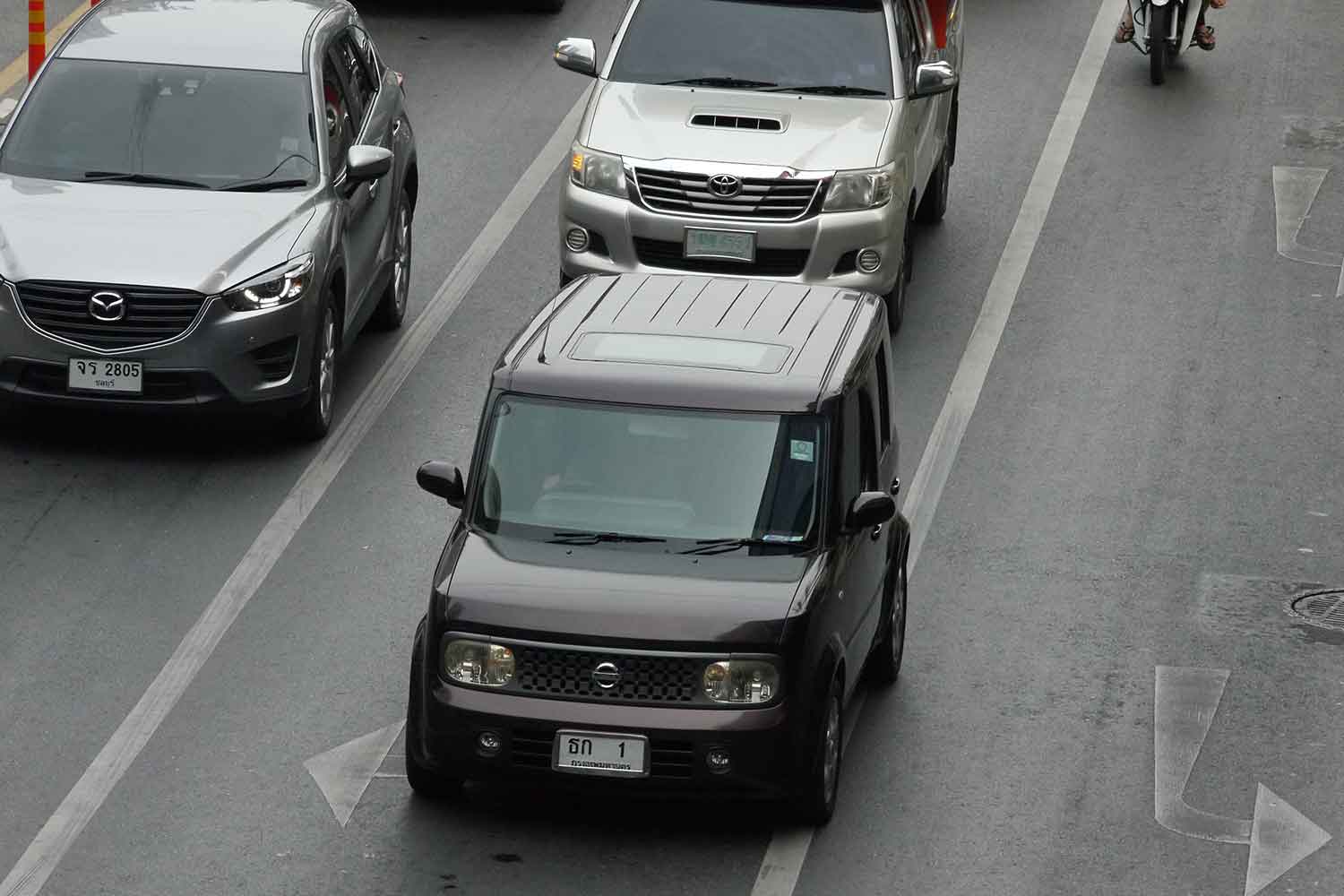 バンコク市内を走行する日産キューブ（2代目） 〜 画像4