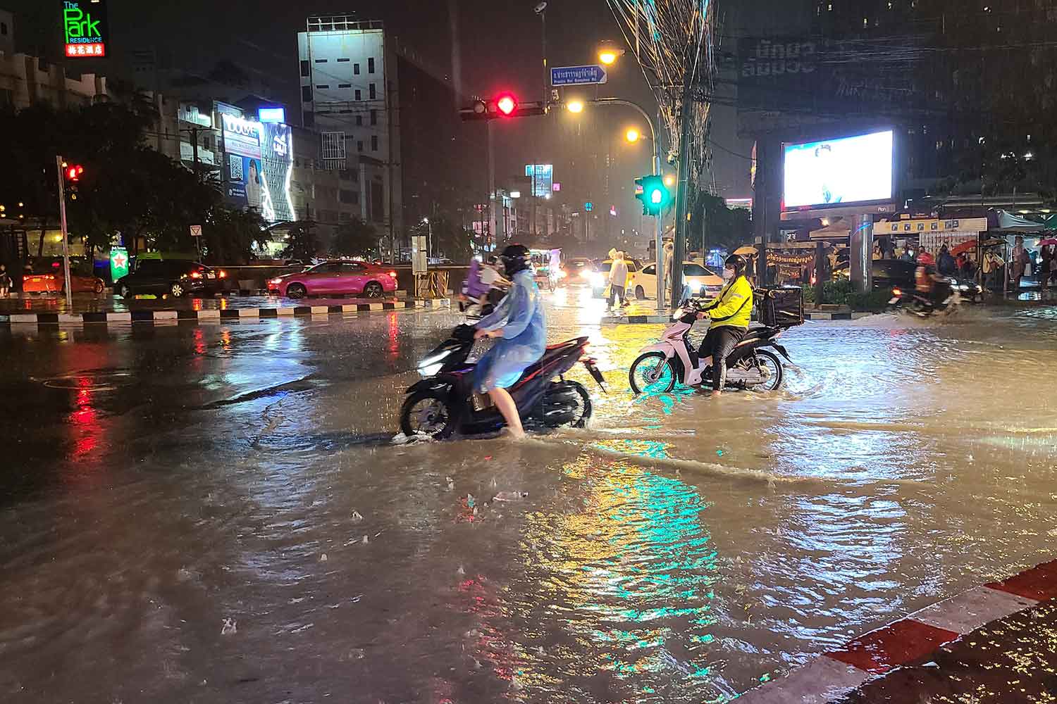 道路が冠水したバンコク市内 〜 画像3