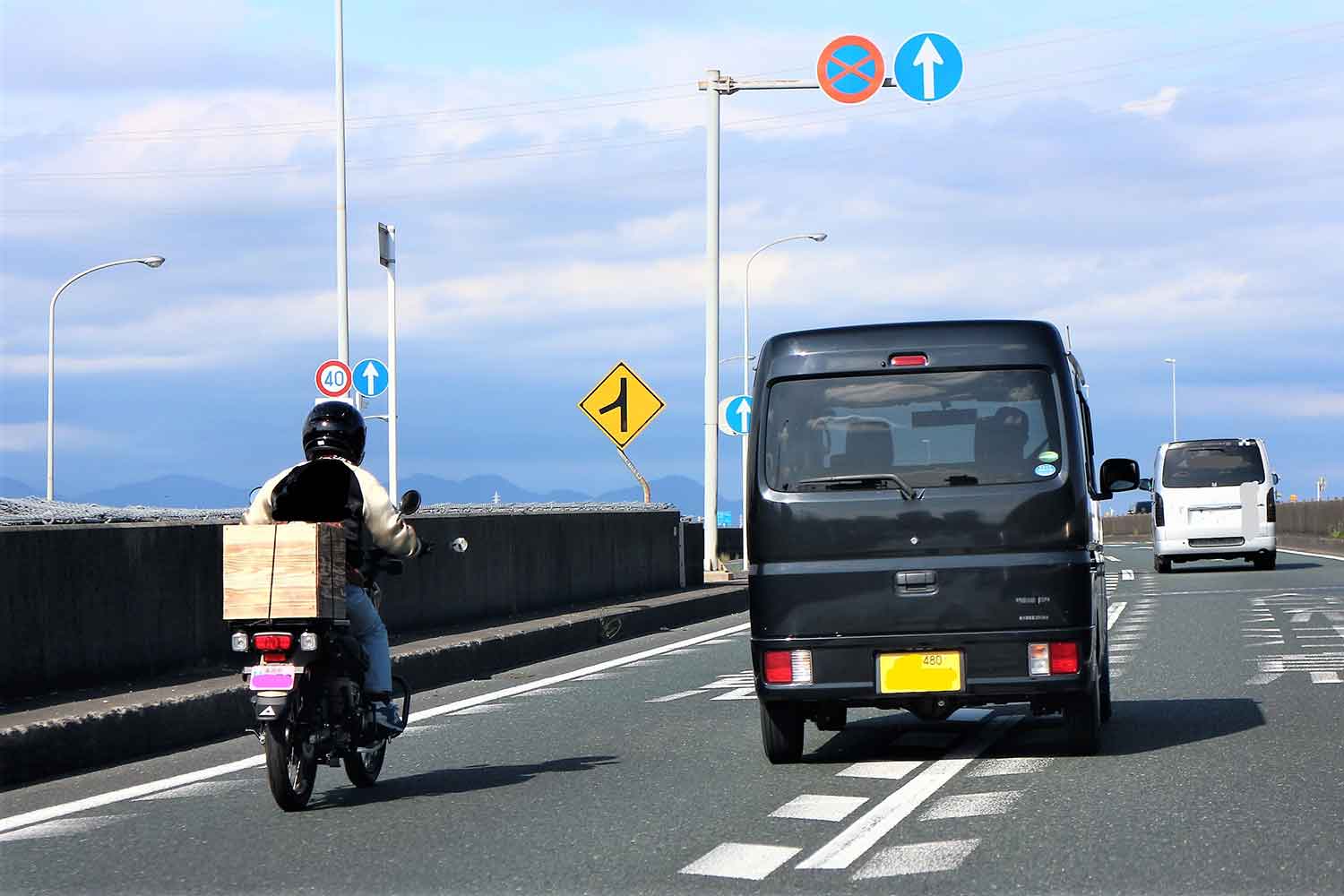 車道を通行する原動機付き自転車