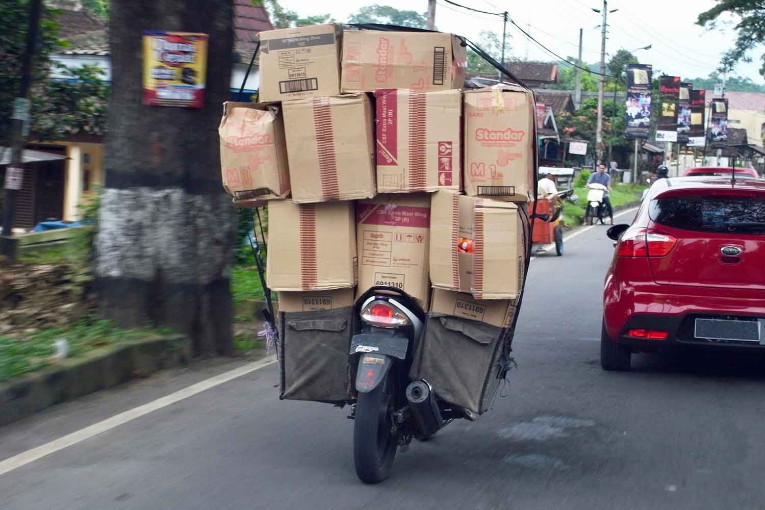 荷物を大量に積載した原動機付き自転車のイメージ