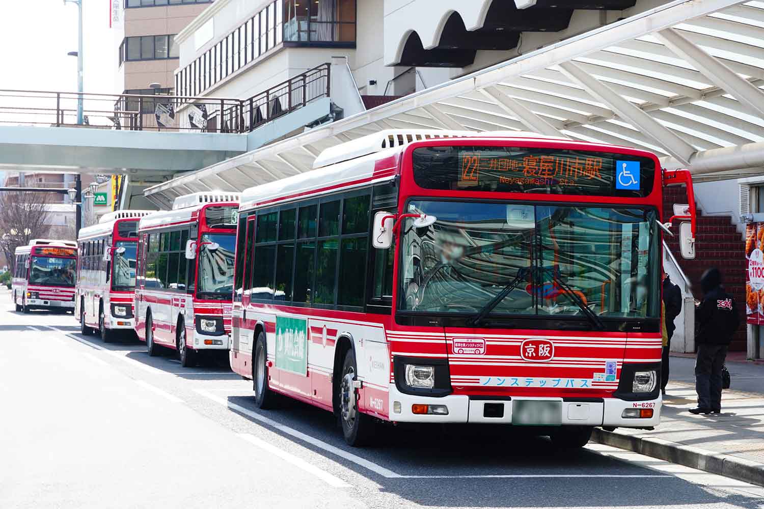 複数のバスが停留所に停車しているイメージ