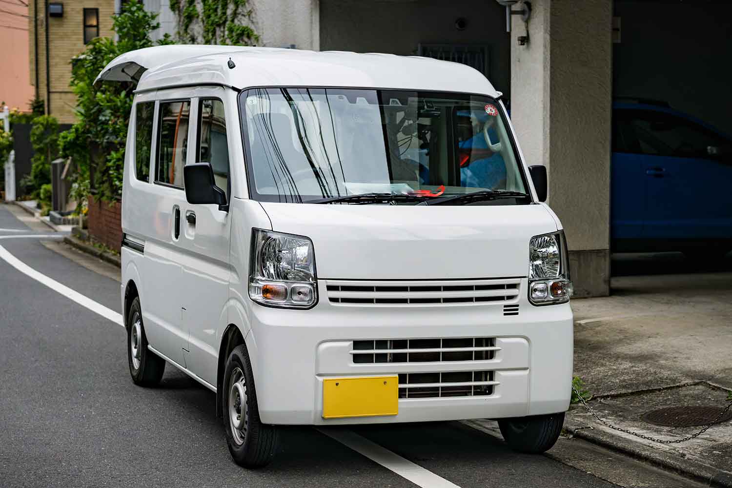 路肩に停車している軽バン 〜 画像3