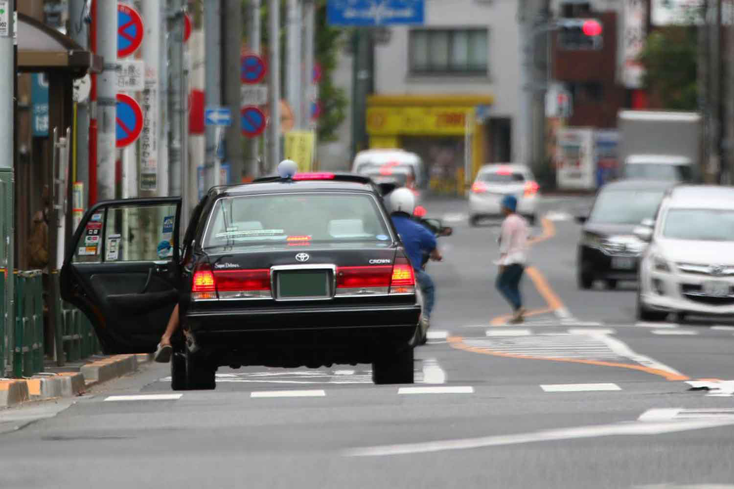 横断歩道付近で路肩に停車しているタクシー