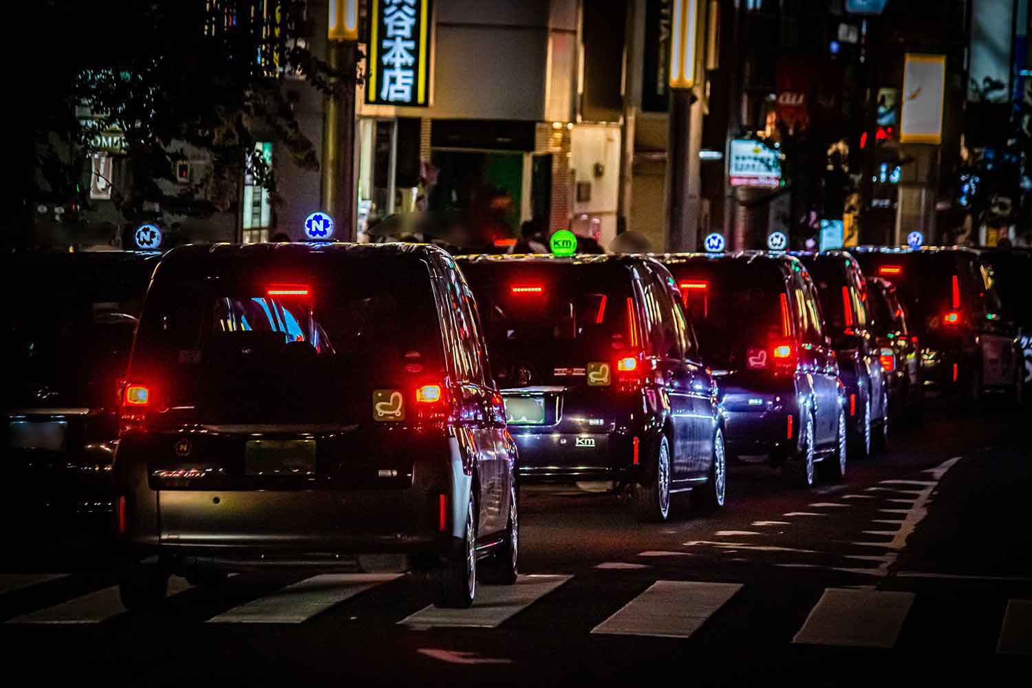 夜間のタクシーの車列