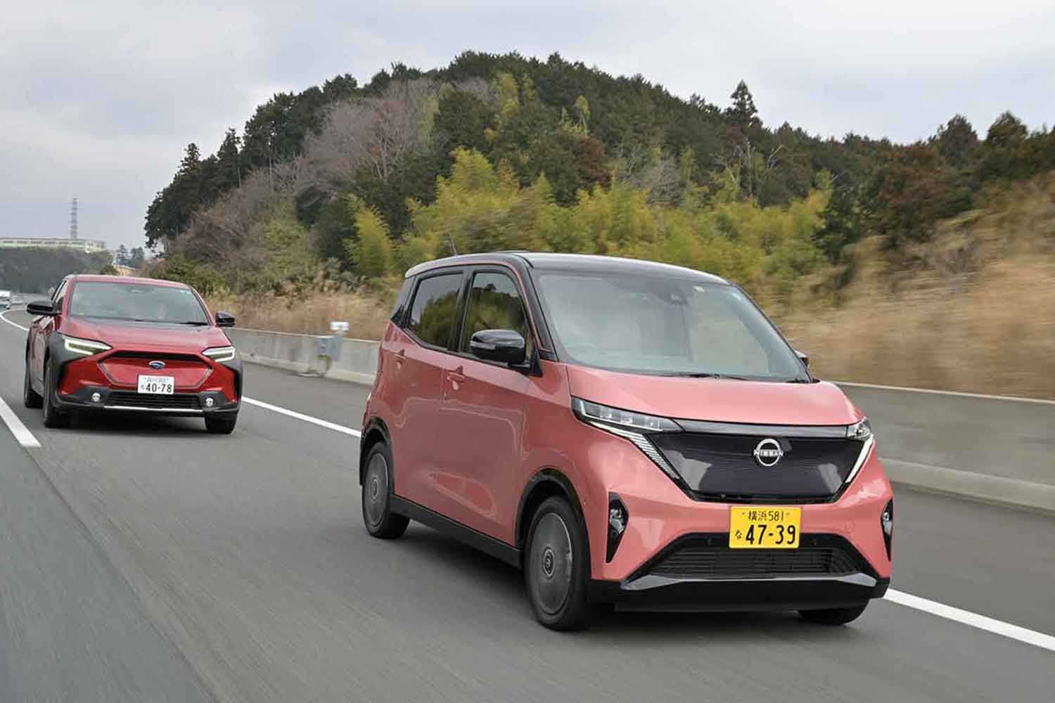 日産サクラとスバル・ソルテラの高速走行