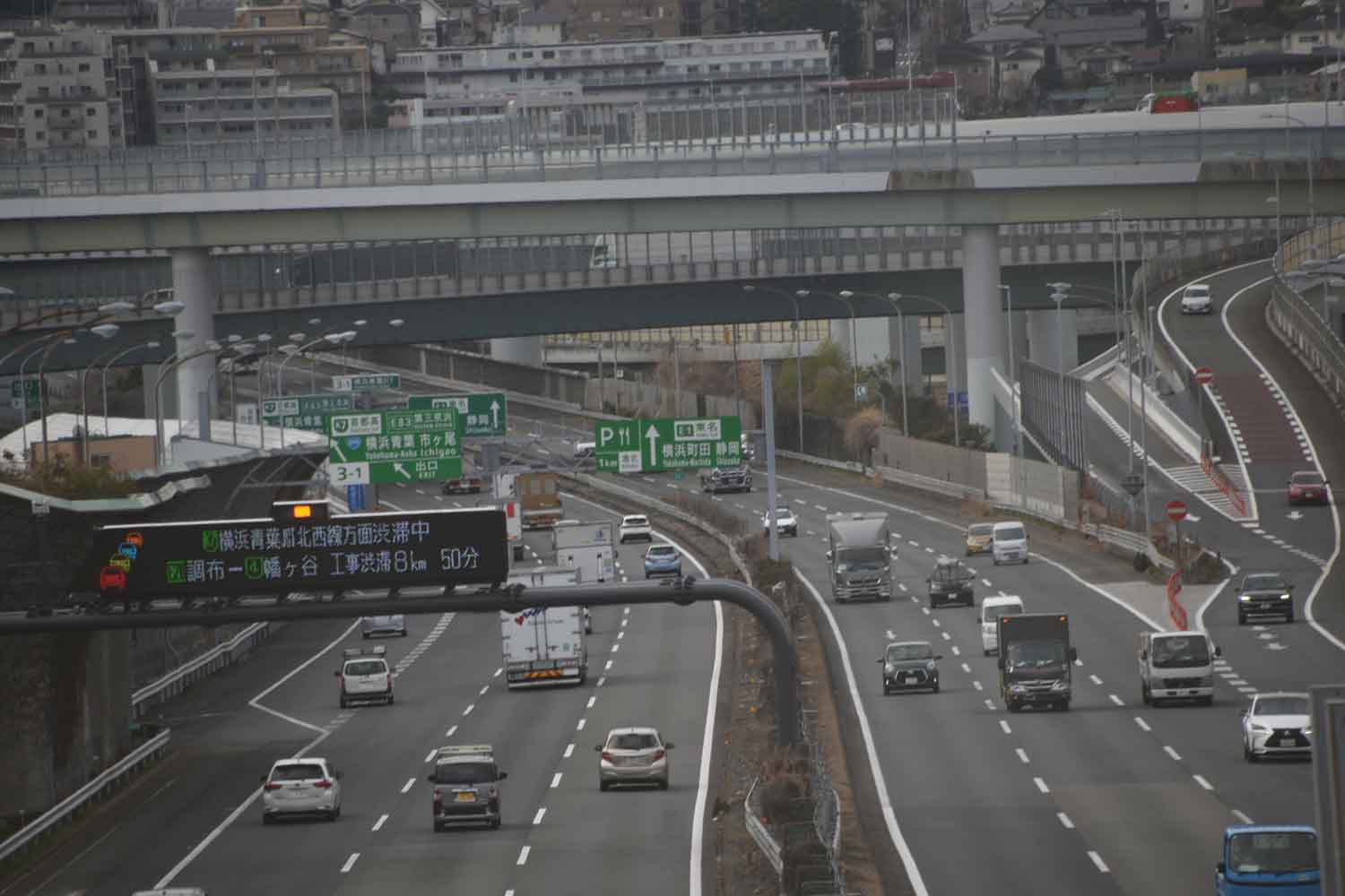 渋滞していない高速道路の様子