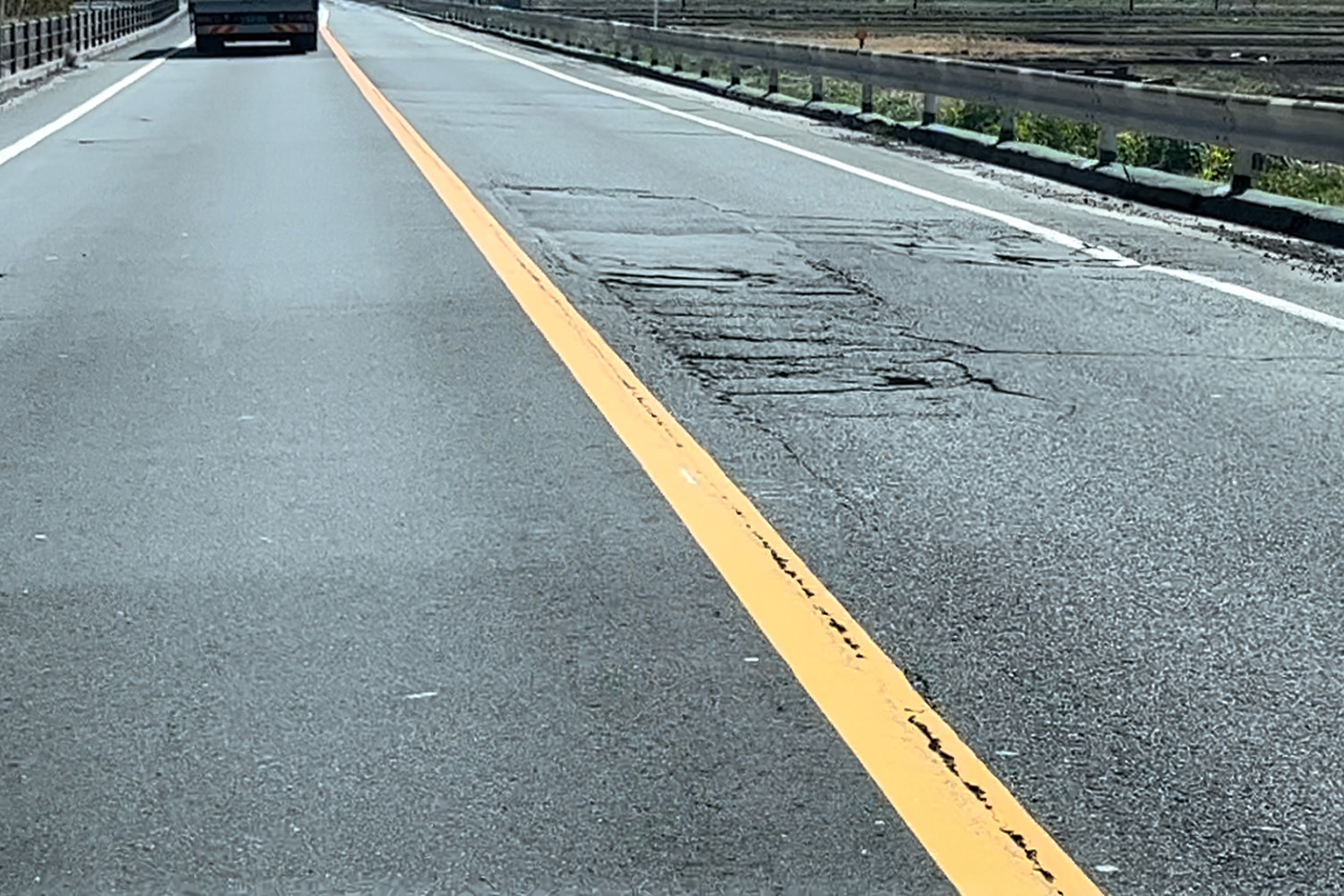 最近目立つ道路の凸凹はトラックのせい？