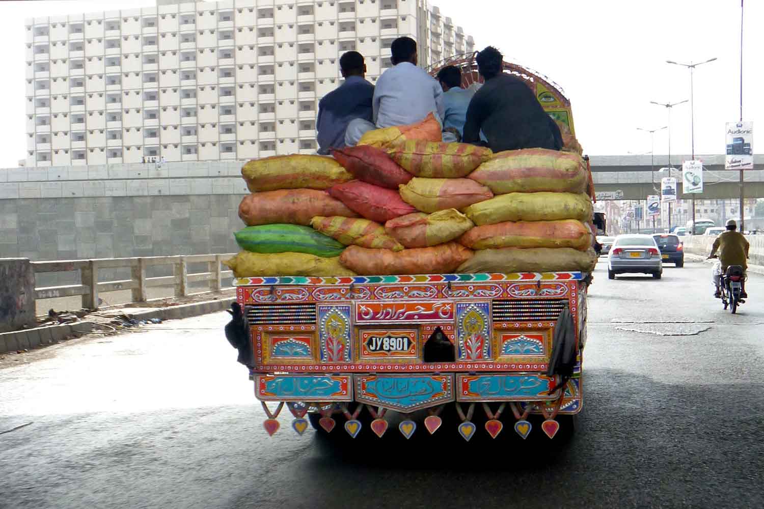 トラックの荷台の上に複数人の人が乗っている様子