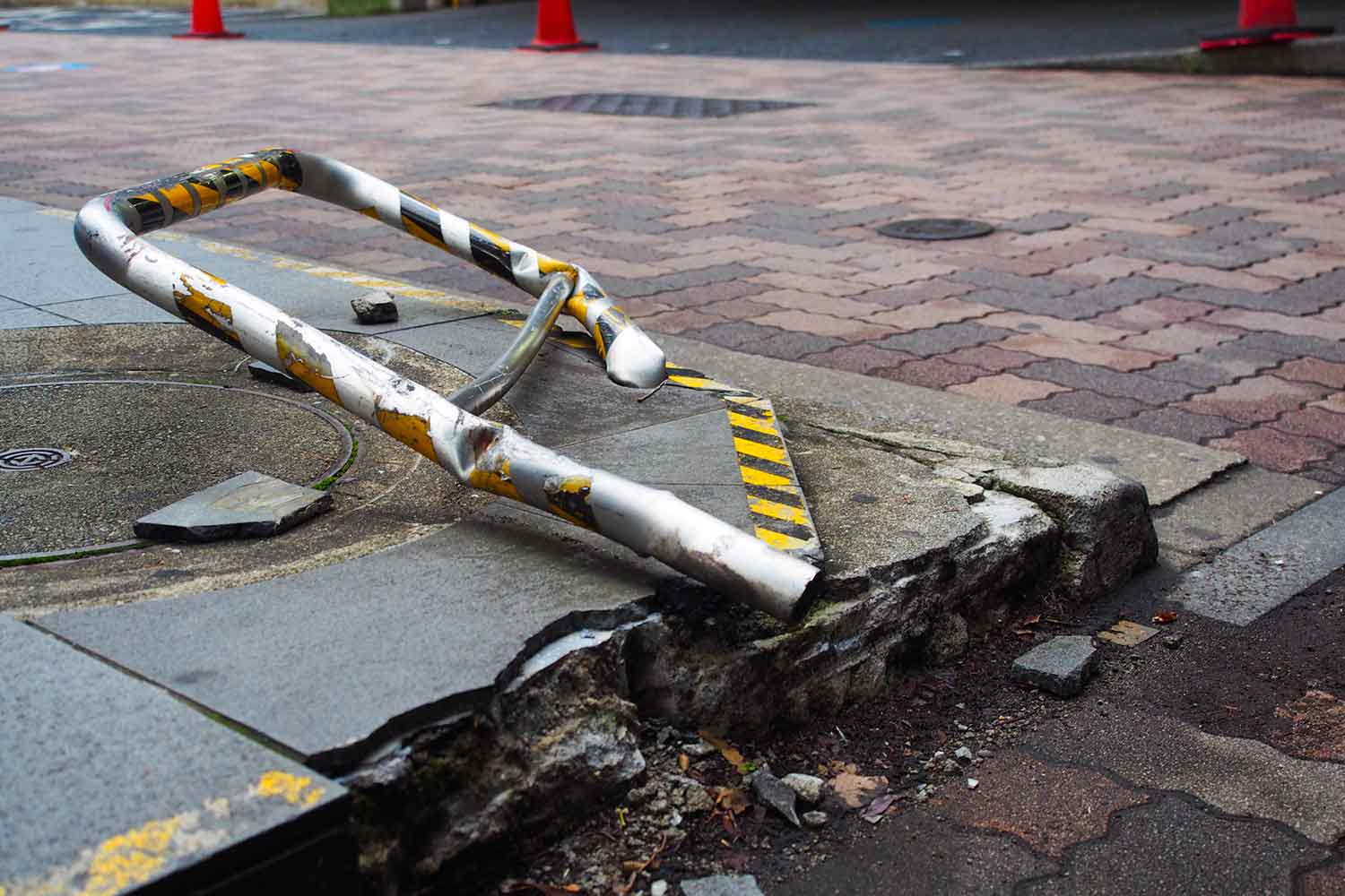 事故で根本から折れてしまった金属製の柵