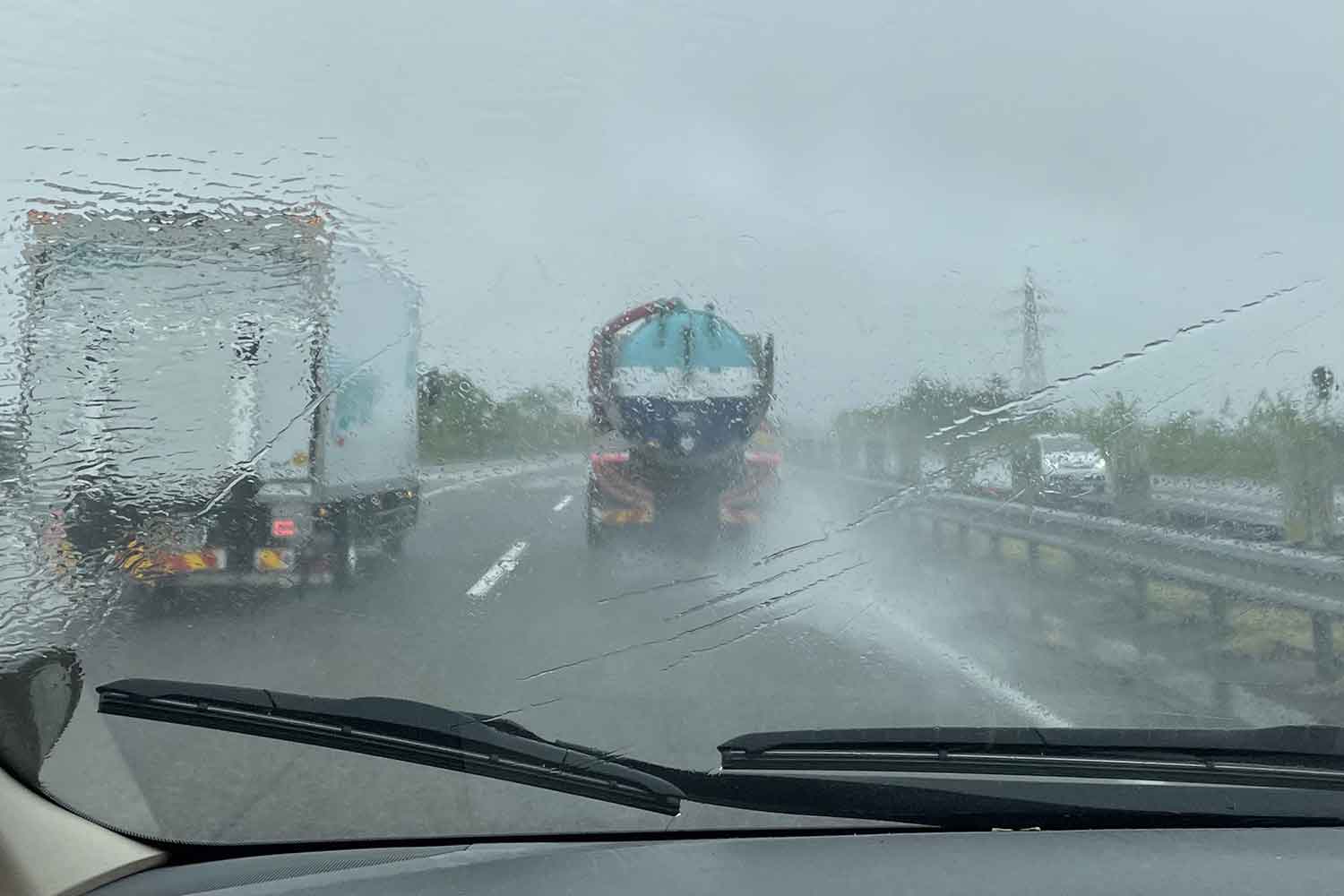 雨の日に注意するべき運転のポイント