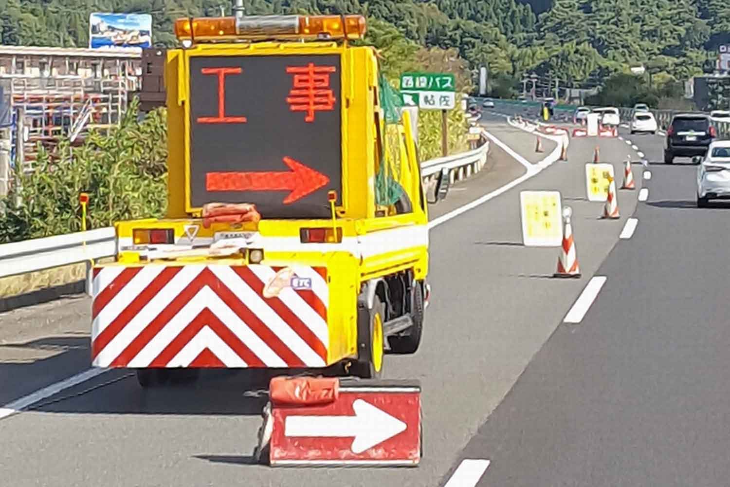 高速道路上の路肩に警察関係車両が停車するときは取り舵いっぱいなのには理由があった 〜 画像1