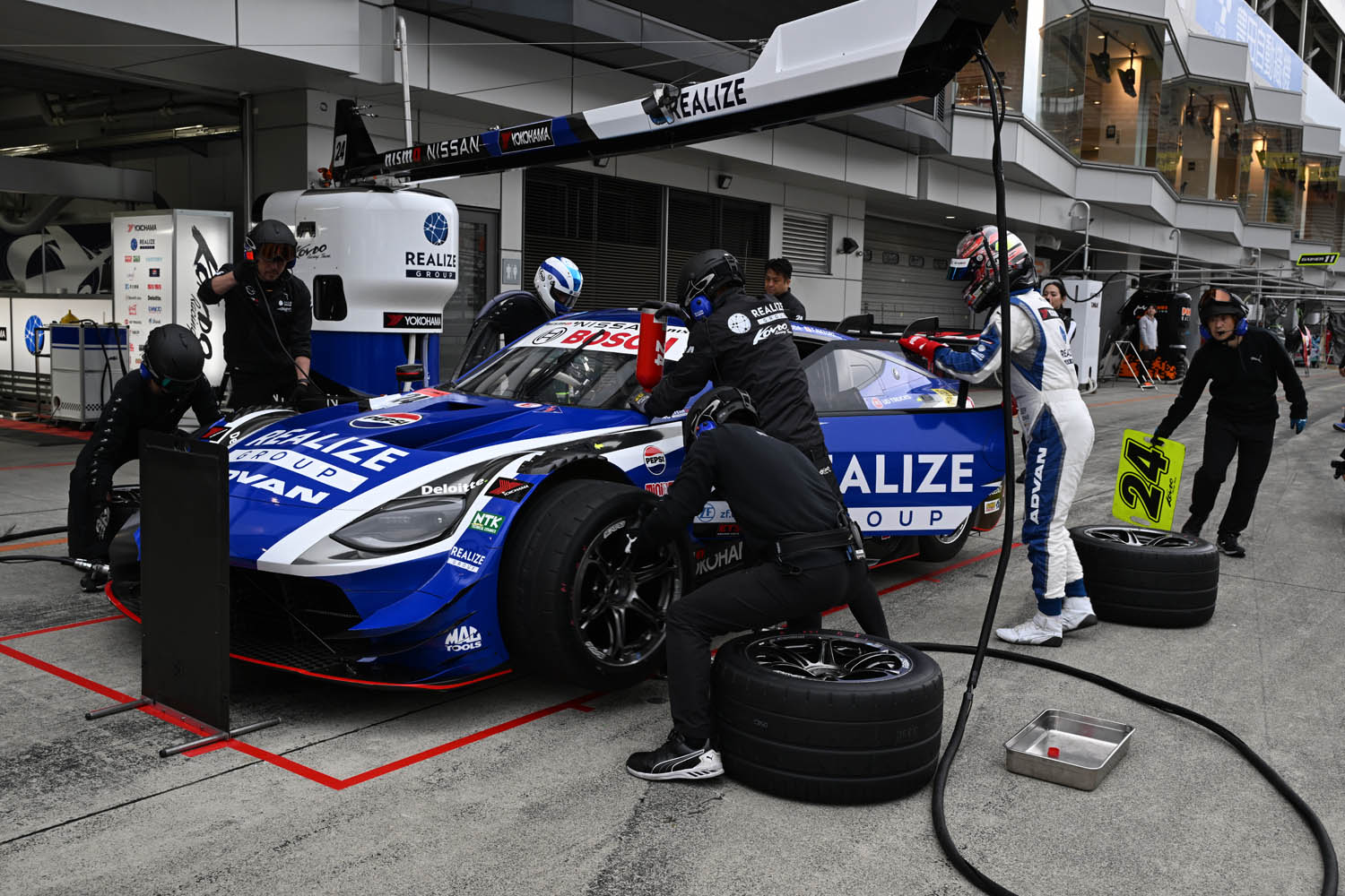 KONDO RACINGのピットストップの様子 〜 画像8