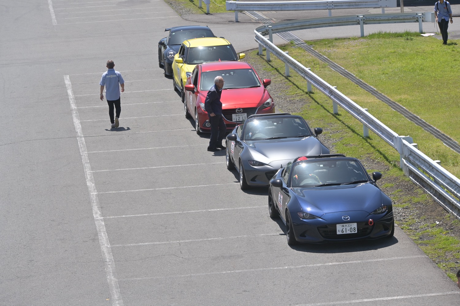 スタート前に列をなす参加車両 〜 画像27