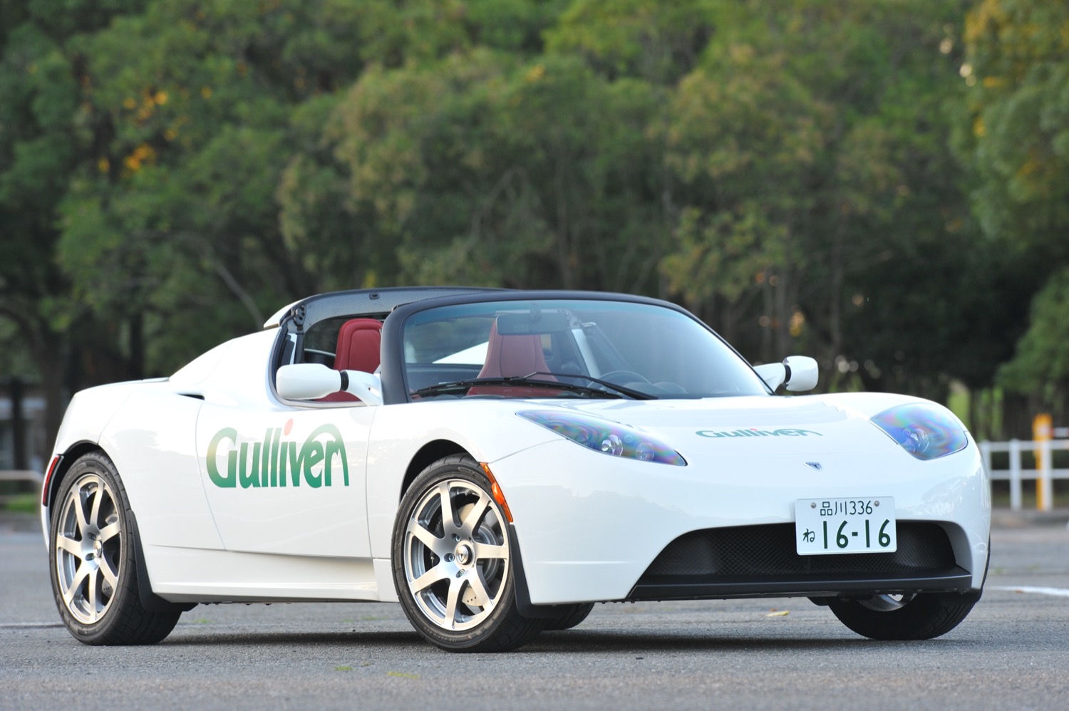 テスラ初の量産車である初代「ロードスター」