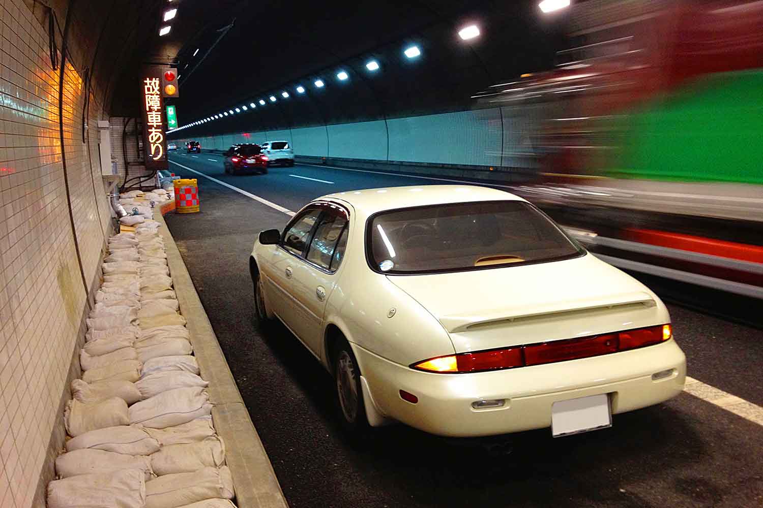 高速道路の非常駐車帯で停車するクルマ