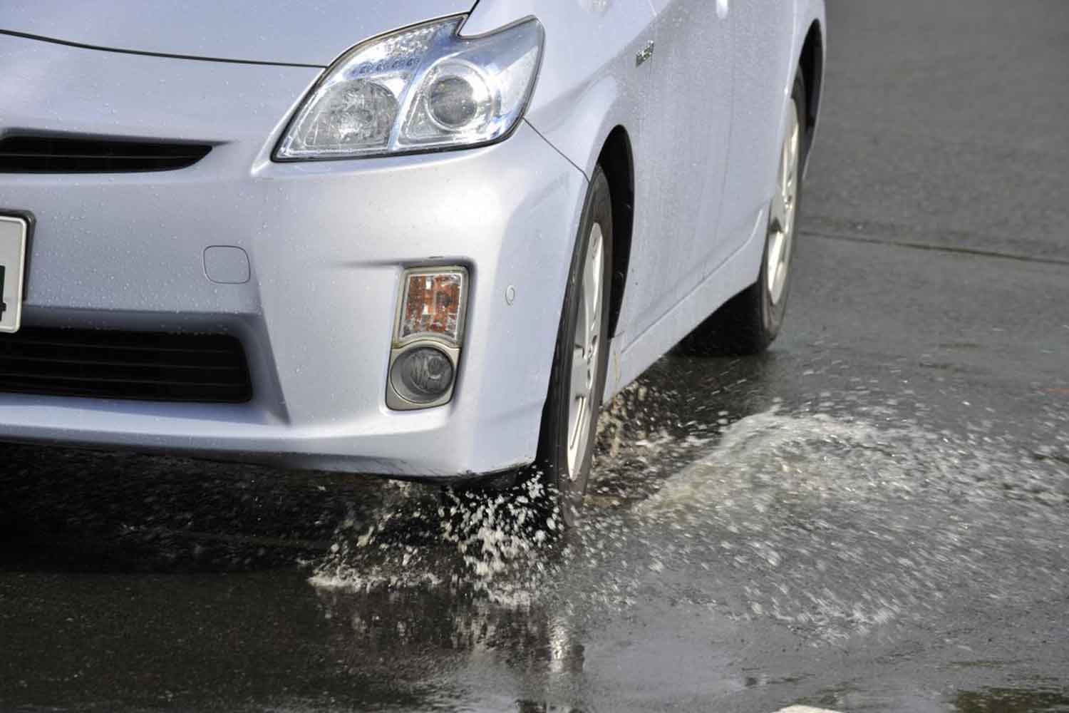 水たまりの上を通過するクルマ