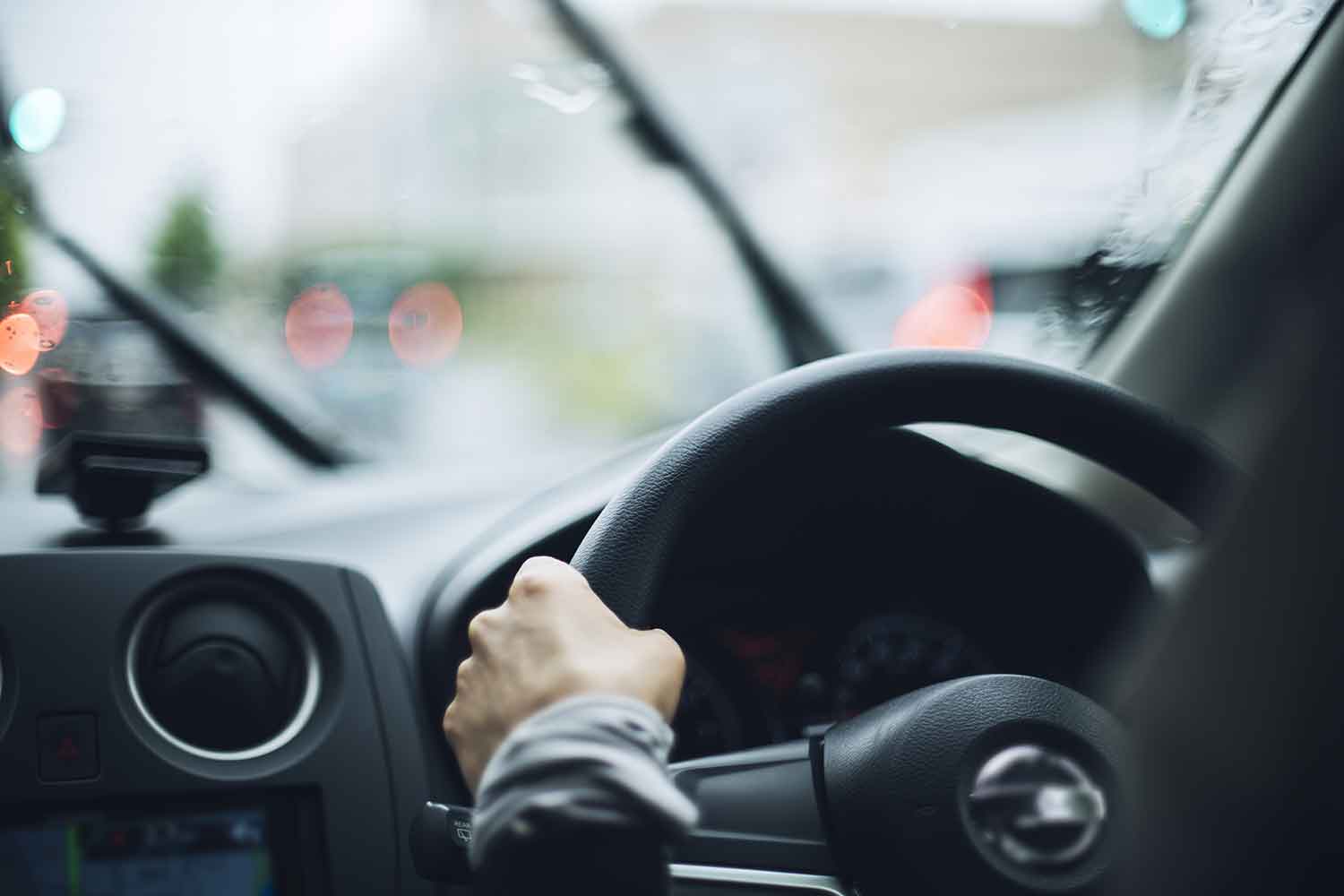 雨の日の運転席からの景色