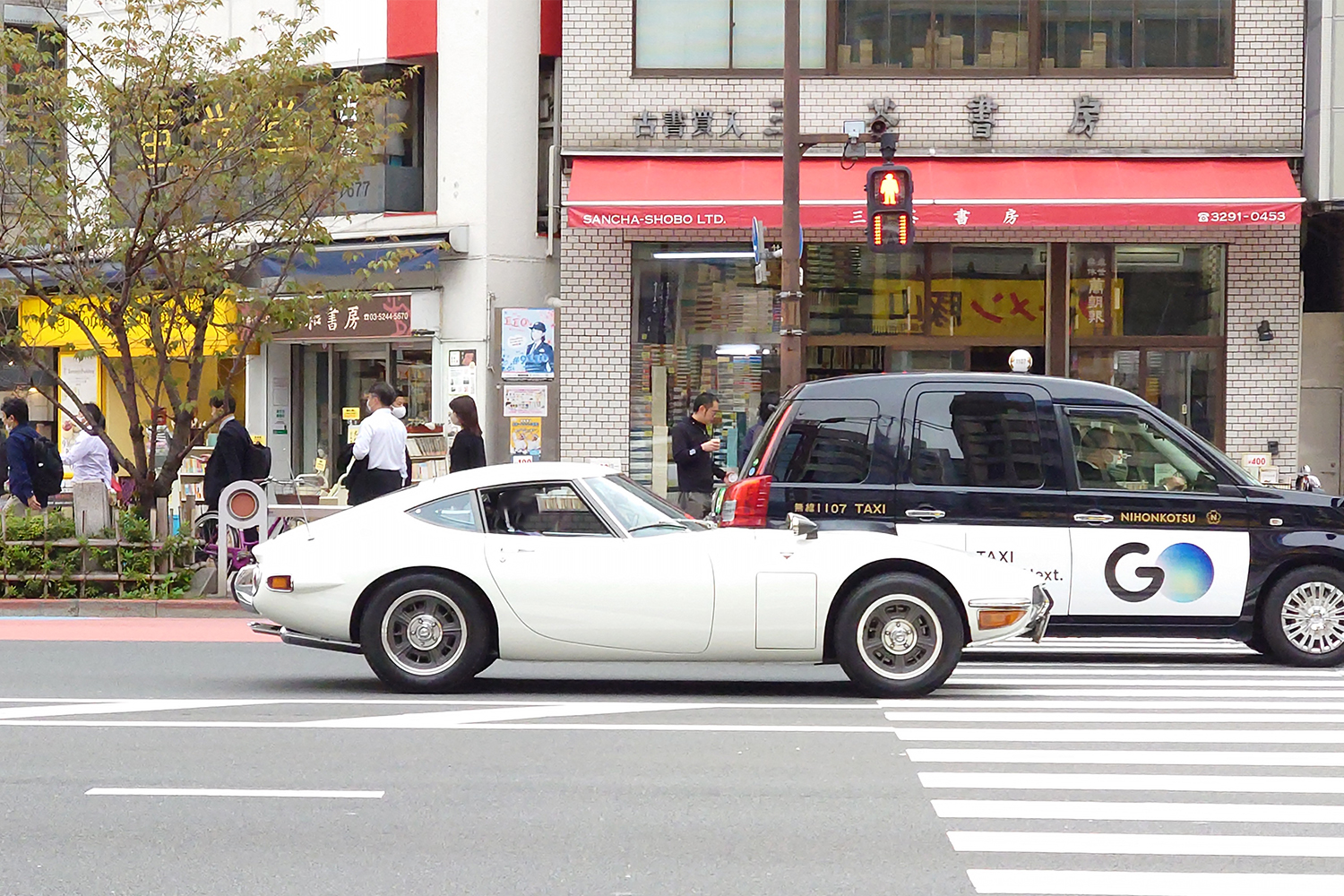 街なかを走る旧車のイメージ 〜 画像4