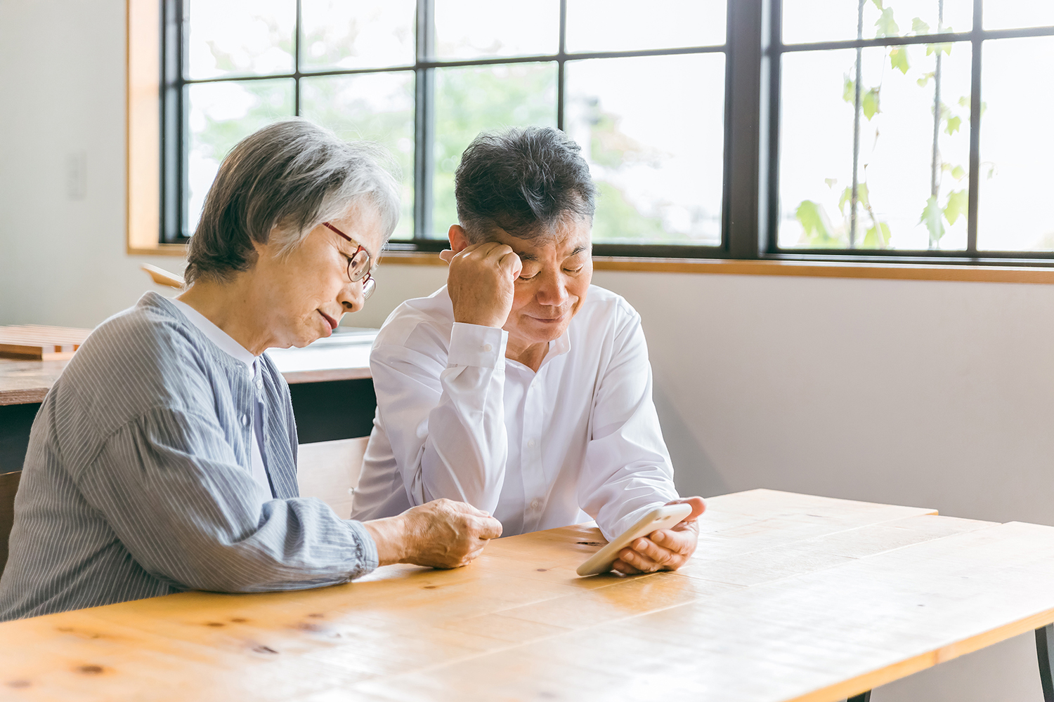 保険選びに悩む人のイメージ