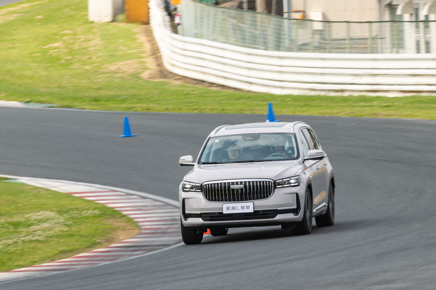 筑波サーキットを走行するジーリー