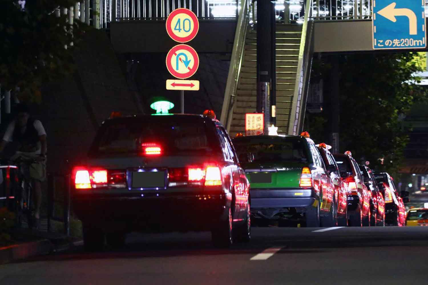 夜間のタクシーの車列