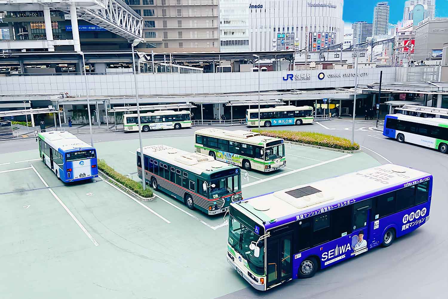 駅前のバスロータリー