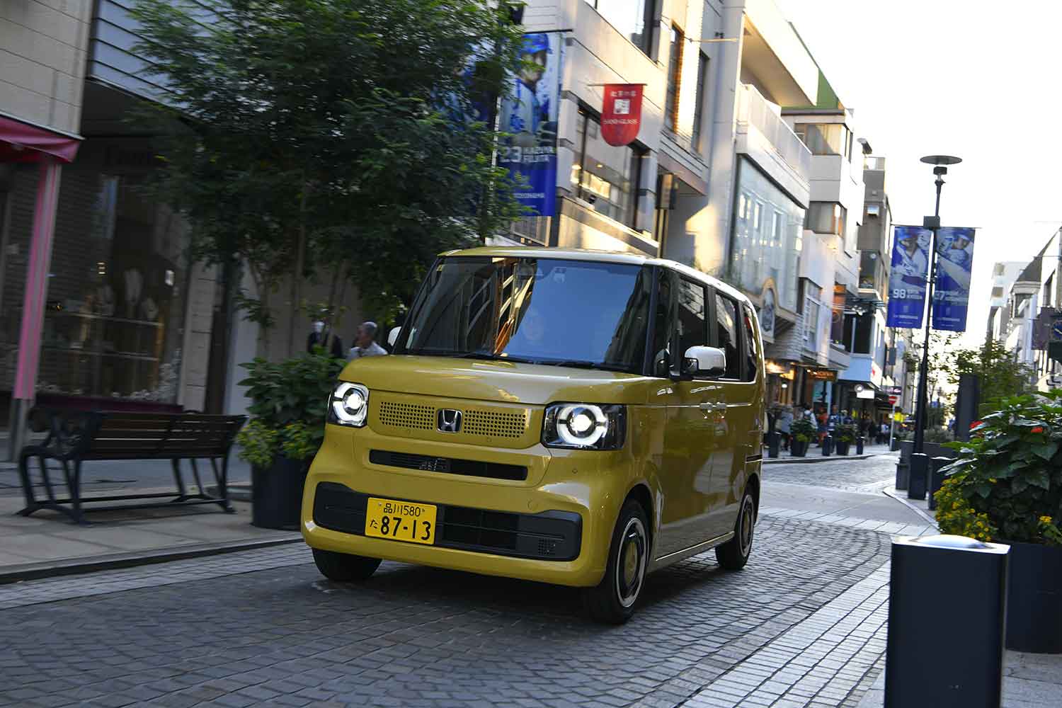 市街地を走る軽自動車 〜 画像3