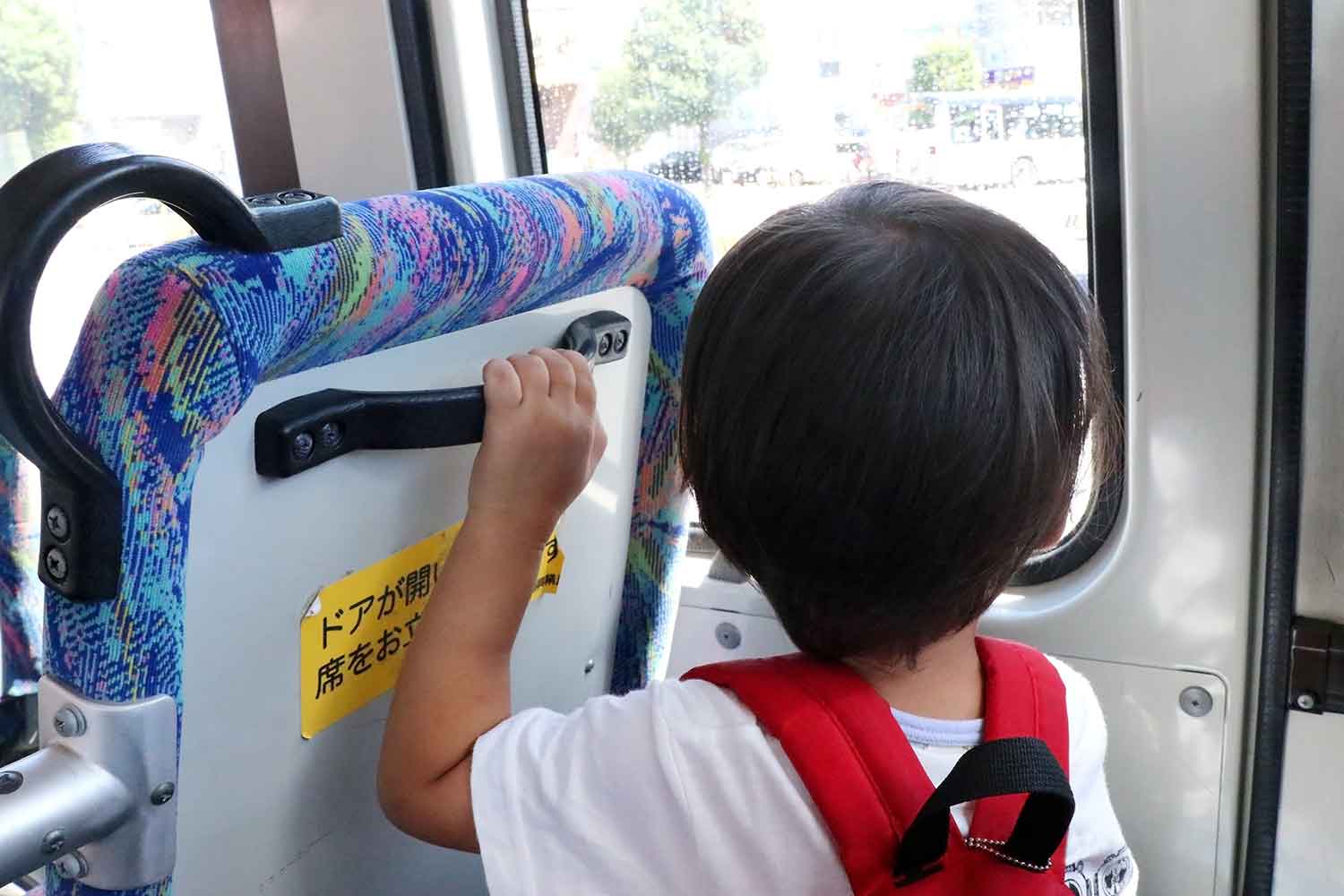 路線バスに乗車している子ども