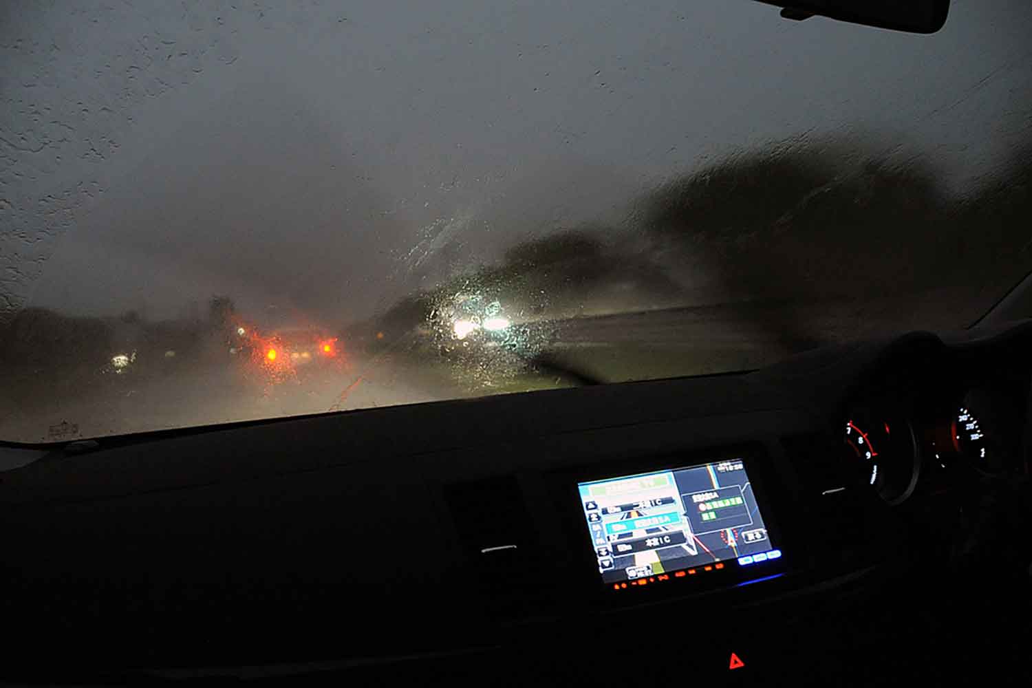 豪雨の際の車内の様子